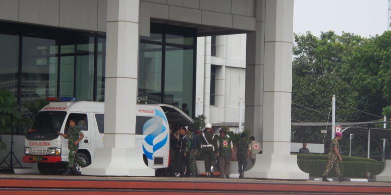 Foto-foto Jatuhnya Satgultor TNI dari Atas Gedung di Upacara Pengukuhan Jokowi