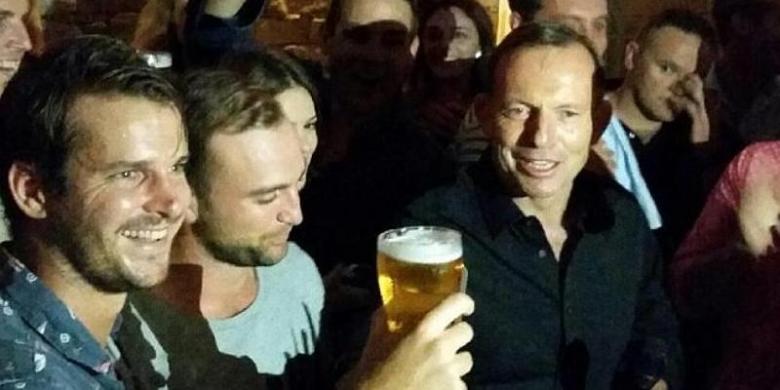 Aksi Minum Bir PM Tony Abbott Picu Perdebatan di Media Sosial
