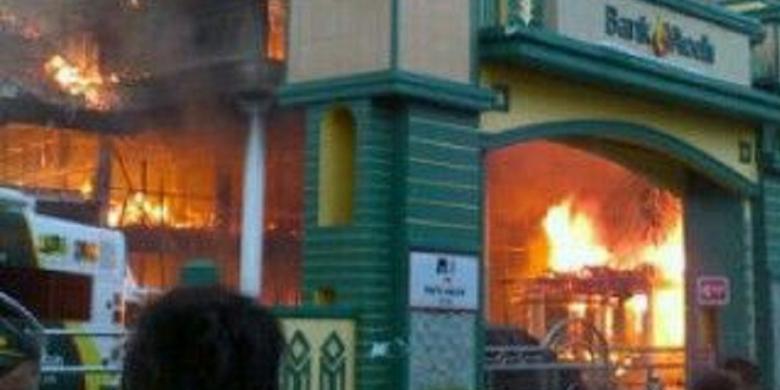 kantor-pusat-bank-aceh-terbakar-hebat