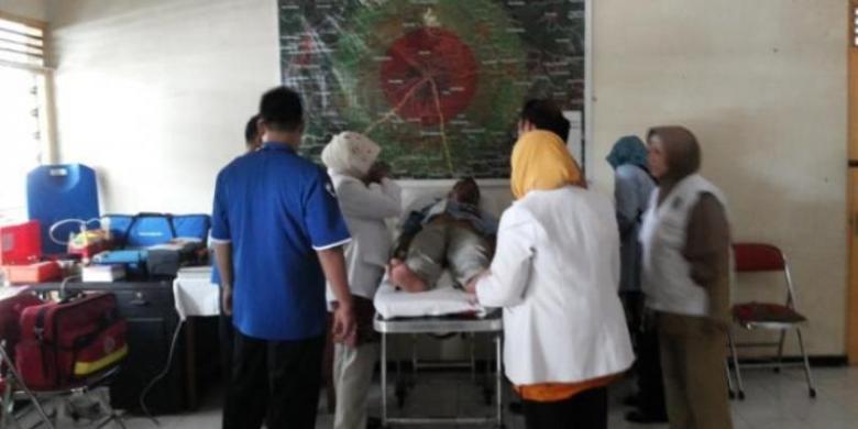 Seorang Pria Pingsan saat Antre Tunggu Jokowi Bagikan PSKS
