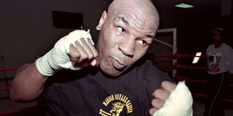 Giliran Mike Tyson &quot;Serang&quot; Mayweather Soal Laporan Tindak Perkosaan