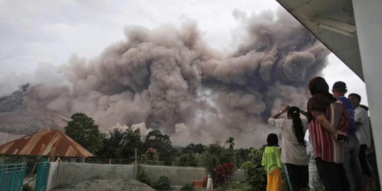 &#91;PIC&#93; Warga Dunia Tercengang Lihat Dahsyatnya Sinabung, Orang Kita Malah Biasa2 aja?