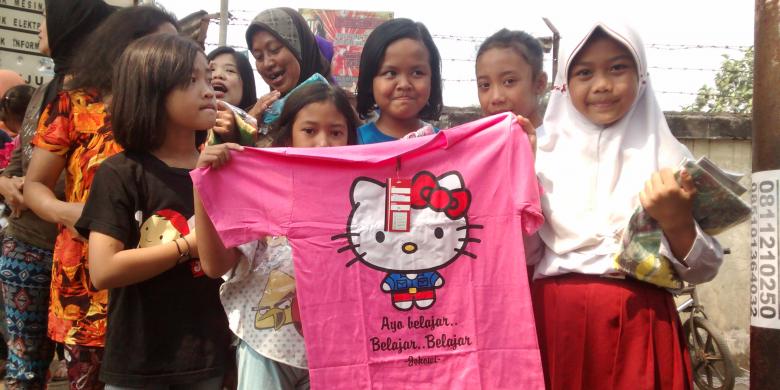 Hentikan Mobilnya, Jokowi Bagi-bagi Kaus "Hello Kitty" dari Jendela