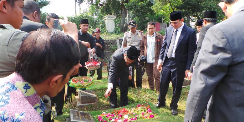 Ahok Sempatkan Ziarah ke Makam Ibu Angkatnya Jelang Ramadhan