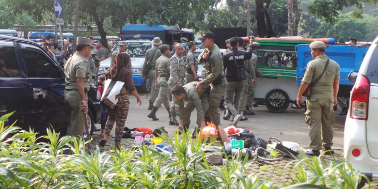 Anggota Satpol PP Kena Sabetan Celurit PKL Monas