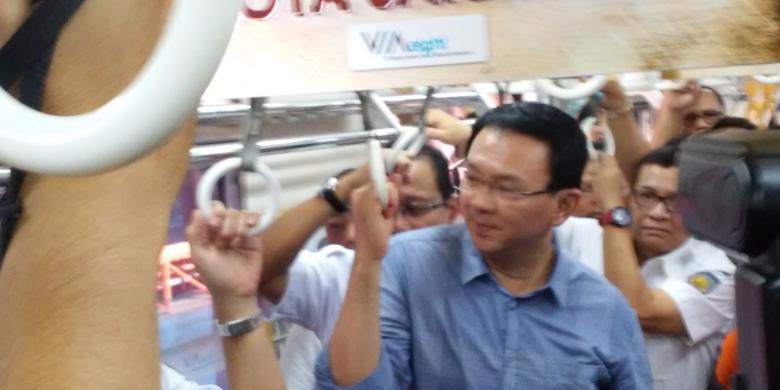 Penumpang Histeris Lihat Ahok Naik Commuter Line