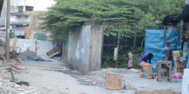 Merasa Miliknya, Warga Bekasi Ini Menutup Jalan Dengan Tembok