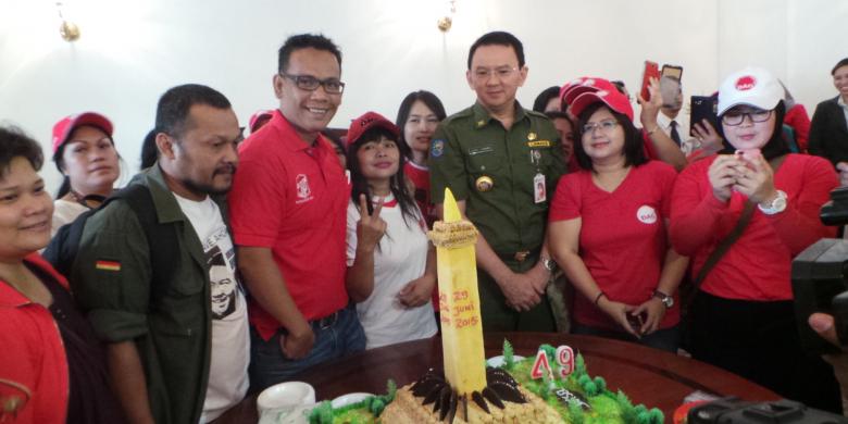 Senyum Terpaksa PNS dan Sindiran Ahok