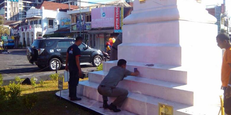 Bule Stress siram Tugu Jogja dengan cat