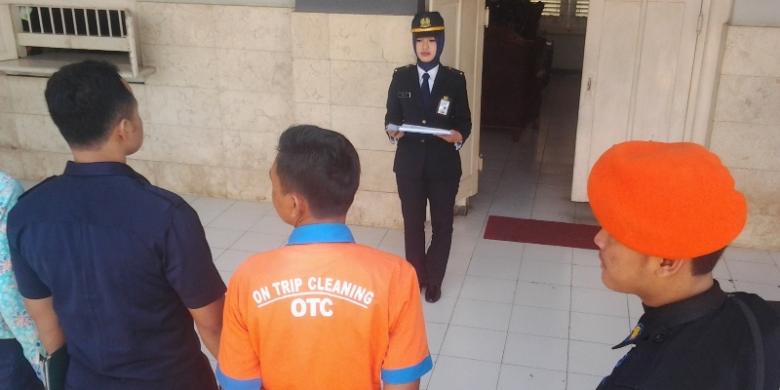 Cerita Gadis 23 Tahun Jadi Kondektur di Kereta Api Kahuripan
