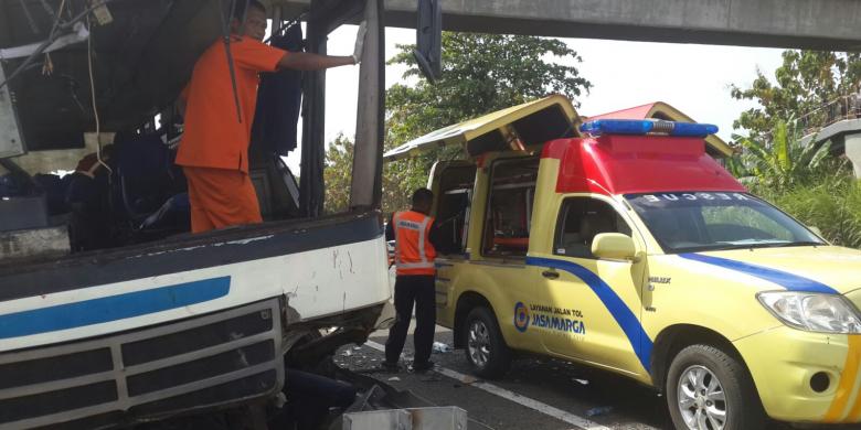 &#91;nyari tumbal terus&#93;kecelakaan Maut di Tol Palikanci, 11 Orang Tewas