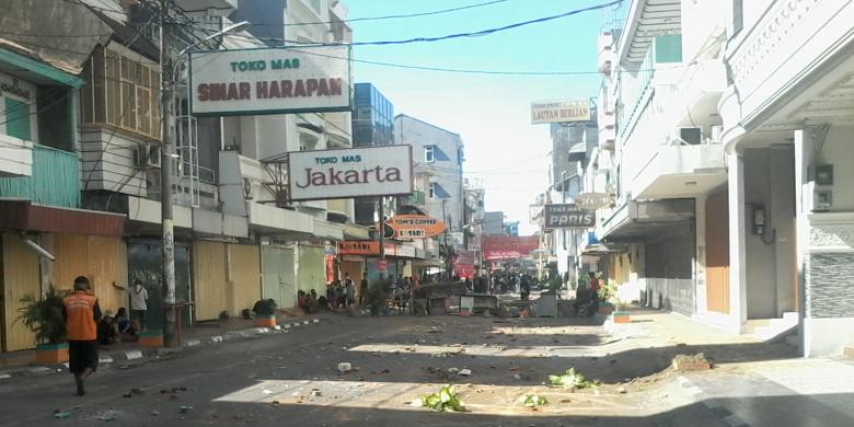 lawan-warga-blokade-jalan-saat-rumahnya-akan-dieksekusi