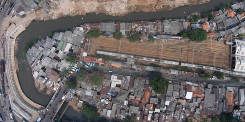 Ahok: Tak Ada Toleransi Jalan Inspeksi Sungai, Bangunan Bersertifikat Tetap Dibongkar