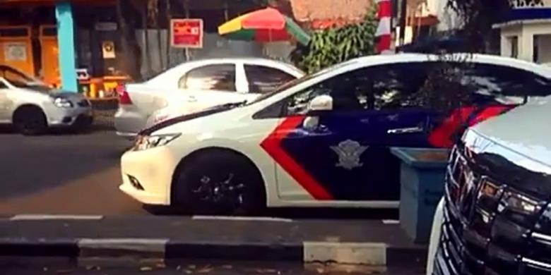 Mobil Polisi Lawan Arus Saat Kawal Mobil Pengantin di Bandung