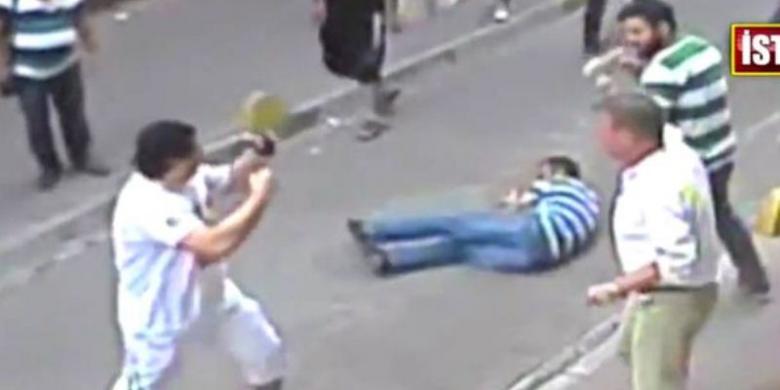 &#91;Gempar !&#93;, Seorang Turis Irlandia Hajar Puluhan Orang Pengeroyok di Istanbul !