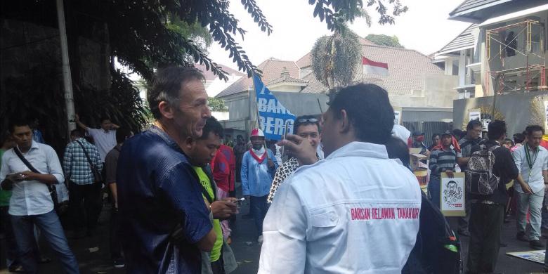 &#91;malu&#93;Seorang Pria Asing Penasaran Aksi &quot;Lawan Ahok&quot; di Rumah Dinas Gubernur DKI