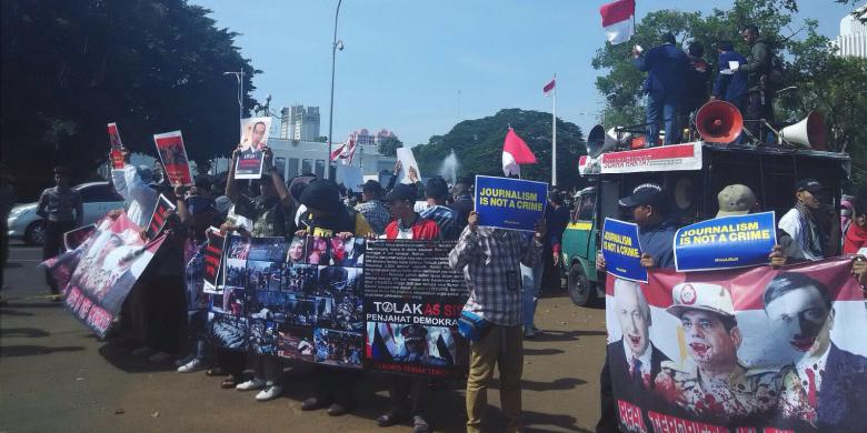 dua-unjuk-rasa-digelar-bersamaan-di-depan-istana-negara