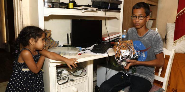 Guru Tuding Bocah Muslim Rakit Bom, #IStandWithAhmed Mendunia