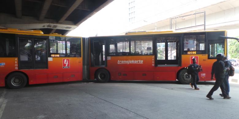 KRL Tabrak Bus Transjakarta, Pengendara Motor Jadi Korban