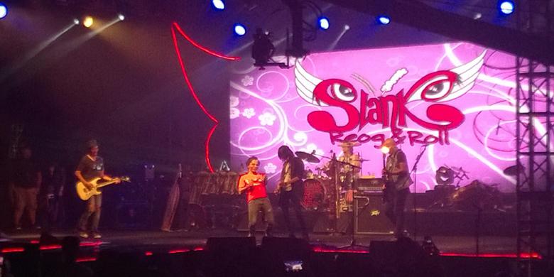 Penampilan Unik SLANK Saat Konser Di Skenoo Hall Gandaria City