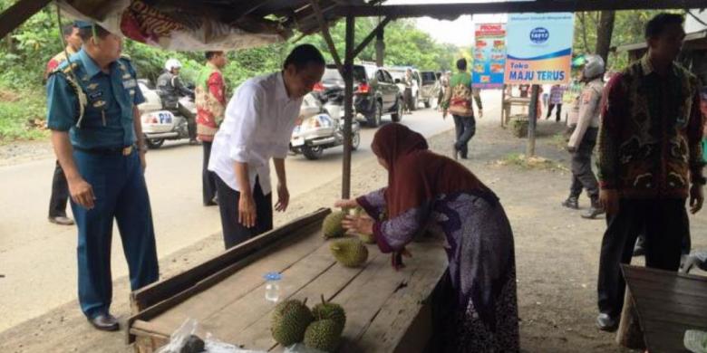 &#91;Breaking News&#93; Jokowi Borong Durian di Pinggir Jalan, Penjualnya Histeris