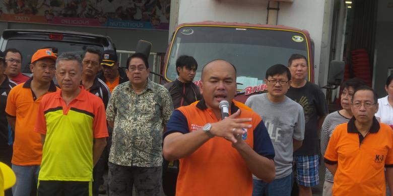 Kulit Kabel Sebanyak 9 Truk Penuhi Selokan di Medan Merdeka Selatan
