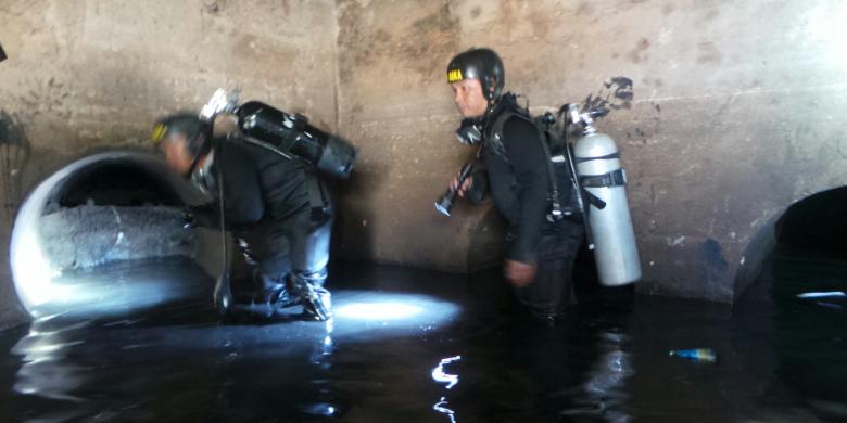 Ini Foto-foto Pasukan Katak Susuri Gorong-gorong Seberang Istana