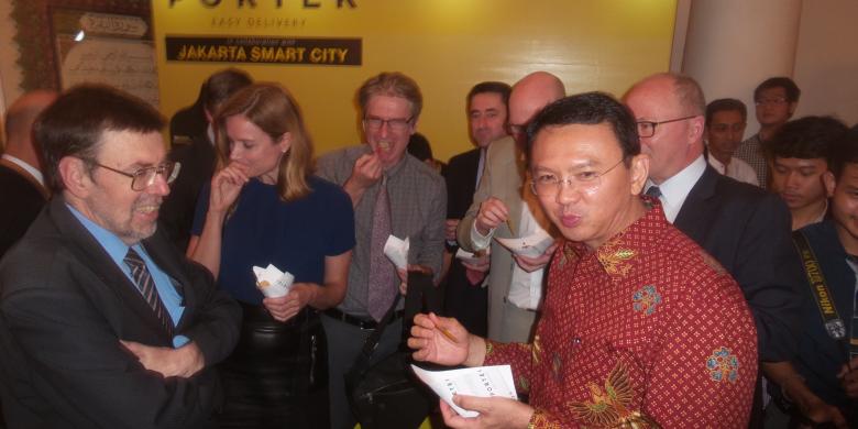 Ke Kantor Ahok, Bule-bule Australia Ini Disuguhi Batagor hingga Keripik Singkong