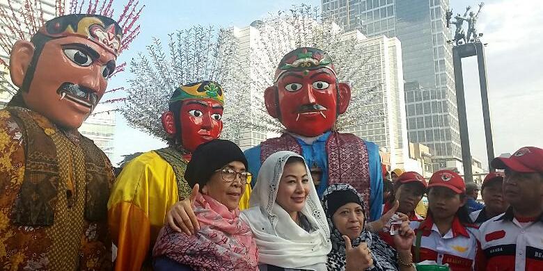 quotwanita-emasquot-bagi-bagi-susu-dan-foto-bareng-warga-di-bundaran-hi