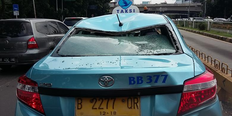 Kaca Mobil Dipecahkan, Penumpang Blue Bird Diancam dan Dipaksa Turun
