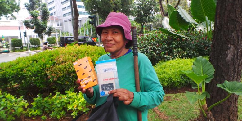 Senyum &#91;samsung j5&#93;Semringah Ibu Penjaga Taman Terima Ponsel dari Ahok
