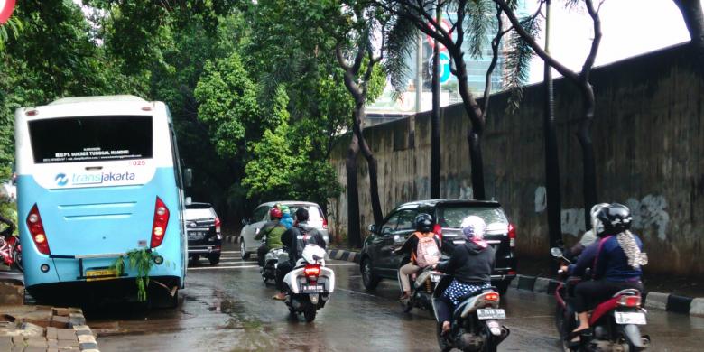 transjakarta-mogok-karena-banjir-di-jalan-tb-simatupang