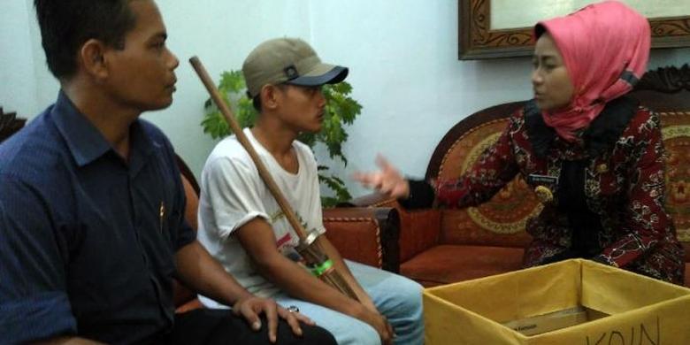 Mau Jadi Tukang Sapu Harus Bayar Rp 10 Juta, Pelajar SMA Ini Temui Bupati Brebes