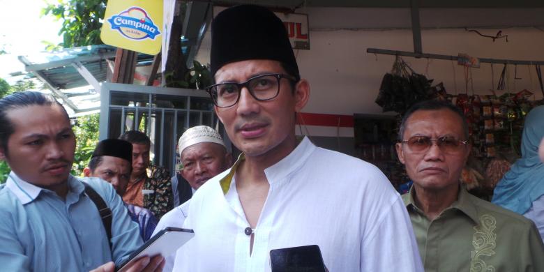 saat-sandiaga-mohon-doa-restu-warga-usai-shalat-jumat-di-tanjung-duren
