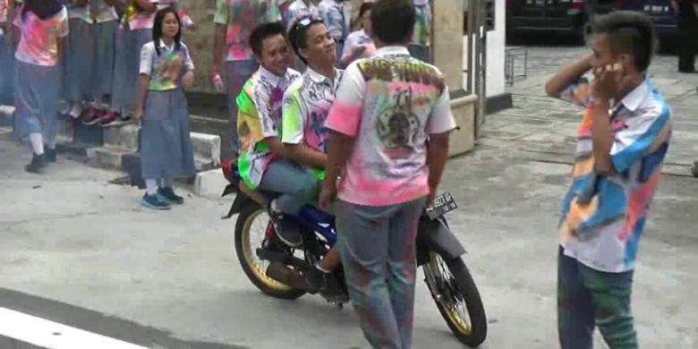 Konvoi kelulusan masuk gang kampung, para pelajar ini dihajar warga
