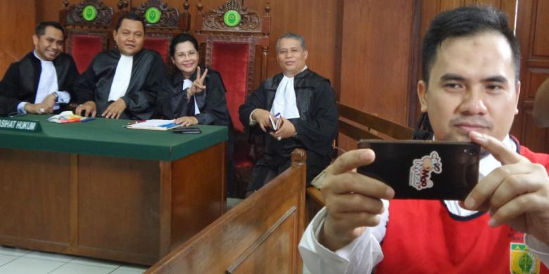 cantik-dikit-cekrekk-saat-artis-terdakwa-pelecehan-seksual--diistimewakan