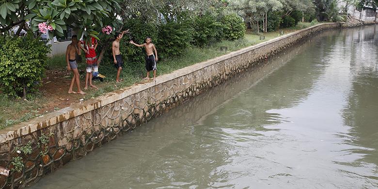 Siapa Sebenarnya Pembersih Sungai di Jakarta, Ahok atau Foke?