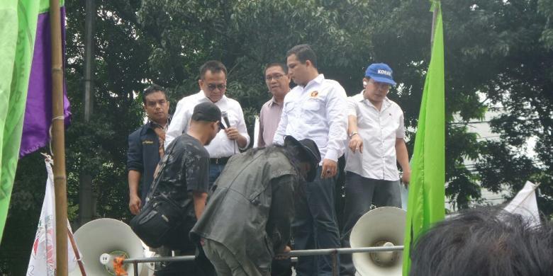Warga Teriak "Bohong... Bohong..." Saat Topig Bicara