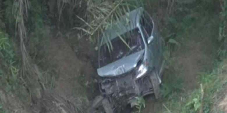 Hindari Tabrak Remaja Yang Foto &quot;Selfie&quot;, Avanza Masuk Jurang, Supir Tewas