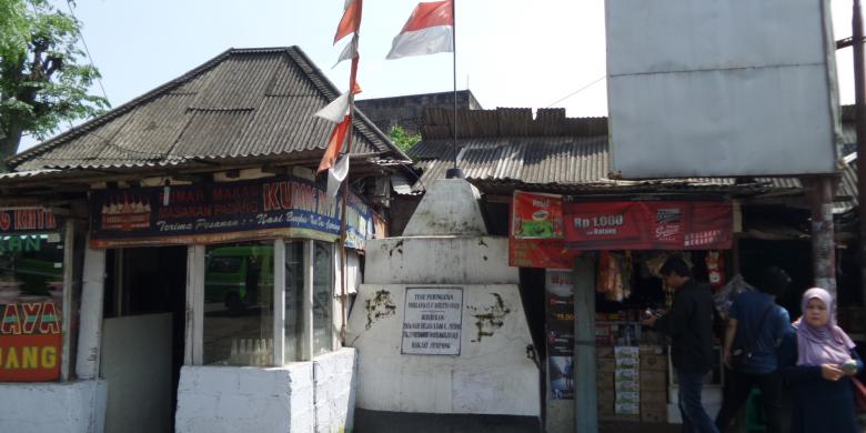 tugu-peringatan-proklamasi-di-tangsel-ini-terhimpit-warung-dan-rumah-makan-padang