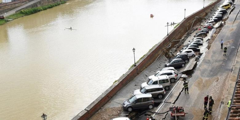 jalan-runtuh-akibat-rongga-besar-20-mobil-jatuh-ke-sungai