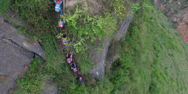 Jalan ke Sekolah Paling Mengerikan di Dunia, Panjat Tebing Curam Setinggi 800 Meter