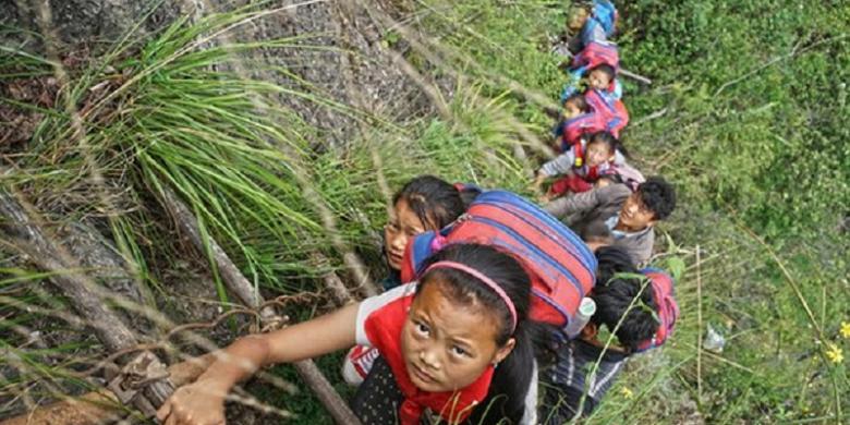 Jalan ke Sekolah Paling Mengerikan di Dunia, Panjat Tebing Curam Setinggi 800 Meter