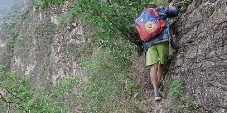 Jalan ke Sekolah Paling Mengerikan di Dunia, Panjat Tebing Curam Setinggi 800 Meter