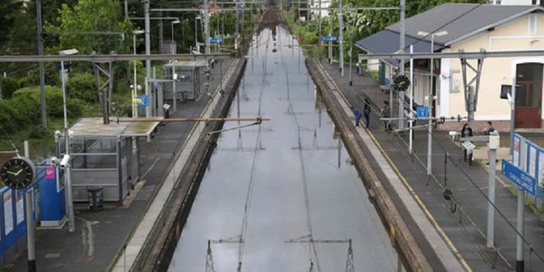 Paris Tak Lagi Indah akibat Banjir, Kota Berlumuran Lumpur