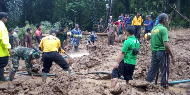 Tertimbun 12 Jam, Ibu Ditemukan Sedang Peluk Anaknya yang Tewas