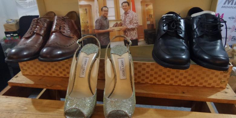 Dua Pasang Sepatu Ahok Akan Dilelang