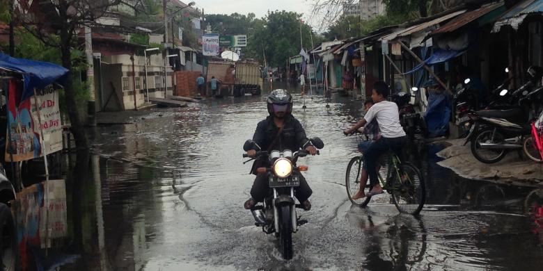 h-3-jalur-pantura-di-semarang-dilanda-banjir