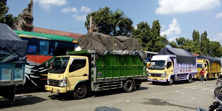 Akibat Banjir di Jatim, Truk Menumpuk di Gilimanuk