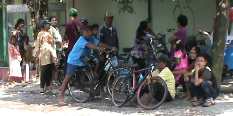 Tak Ada Bagi-bagi Sembako, Warga yang Antre di Depan Rumah Jokowi Gigit Jari